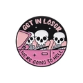 Emaille-Anstecknadel mit Skeletten im rosa Auto und Get In Loser Schriftzug - Totenkopf Sportwagen Stil (QHXZ034)
