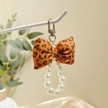 Llavero de lazo con estampado de leopardo y pulsera de perlas blancas con clip - Estampado de leopardo