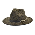 Détail du chapeau fedora à imprimé léopard avec bande en cuir noir et chaîne dorée - M (56-58cm) / Vert Militaire