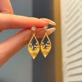 Boucles d'oreilles feuilles dorées avec cristaux étincelants et texture brossée chic - Feuille d'or (Tige en argent)