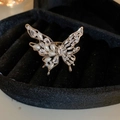 Dettaglio dell'anello a farfalla dorato con perle bianche su velluto nero - Placcatura in oro reale (Aperto regolabile) / Argento