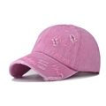 Dettaglio del berretto da baseball rosa lavato con ricamo Kindness e fori in stile vintage - Regolabile / Rosa