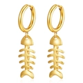 Dettaglio macro di orecchini a cerchio in acciaio inossidabile placcati oro 18K a lisca - Stile Lisca di pesce / Oro