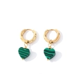 Détail de boucles d'oreilles huggie dorées avec pendentifs en malachite verte en cœur - Or + Pierre Veinée Verte