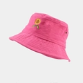 Détail de la broderie tournesol et de l'œillet en métal sur le chapeau bob rose - M (56-58cm) / Rose rouge