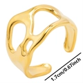 Dettaglio di un anello regolabile dorato con dimensione del diametro interno di 1,7 cm - Oro