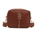 Borsa a tracolla trapuntata marrone con catena dorata e nappina decorativa su sfondo bianco - Marrone