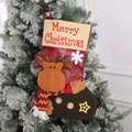 Detailaufnahme eines Weihnachtsstrumpfs mit Rentierpuppe an einem verschneiten Baum - Weihnachtsrentier