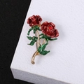 Detalle de broche de rosa roja esmaltada con diamantes de imitación y hojas verdes en oro - Rosa Roja con Hojas Verdes / 1.7*5.5cm