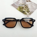Gafas de sol retro con montura cuadrada negra, lentes marrones y detalles de remaches - Marrón Oscuro