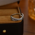Anello incrociato color argento con zirconi micro-pave in una scatola regalo in pelle - Taglia US 7 / Colore Oro Bianco-Zirconia Bianca