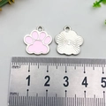 Ciondolo rosa a forma di zampa di animale in lega con misure su righello - Zampa di Gatto Rosa (16.5x17.5mm)