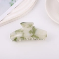 Dettaglio di un grande fermaglio per capelli in acetato con motivo marmorizzato bianco verde - Verde Matcha