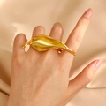 Bague dorée imposante en forme de feuille avec design croisé sur deux doigts et brossé - Or Grande Feuille Multi-Doigts (5242)