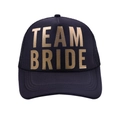 Dettaglio del cappellino trucker nero con scritta TEAM BRIDE dorata e retro in rete - Regolabile / TEAM BRIDE Oro (Nero)