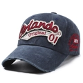 Berretto da baseball in denim lavato vintage con ricamo 3D e dettagli invecchiati - Regolabile / Blu navy