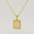 Collar de acero inoxidable dorado con un colgante rectangular mate y la letra O - Letra O