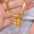 Collana con ciondolo a quadrifoglio dorato e catena a serpente piatta da donna - Collana / Oro