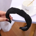 Dettaglio della fascia annodata in velluto a coste nero con trama del tessuto - Velluto a coste nero annodato