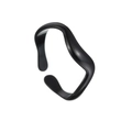 Detailansicht eines schwarzen wellenförmigen Rings mit mattem Finish für Damen - Einstellbar Offen / Schwarz