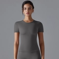 Detail eines schmal geschnittenen grauen Yogashirts aus hochdehnbarem Funktionsstoff - Dunkelgrau