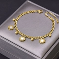 Bracciale in acciaio al titanio dorato con ciondoli a forma di sole e perline metalliche - Oro