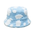 Detalle de cerca del gorro de pescador de peluche azul claro y blanco con nubes suaves - M(56-58cm) / Nube Azul