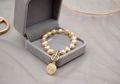Detail van barok zoetwaterparel armband met 18K gouden OT-sluiting en munt hanger - Roze Munt Hanger Stijl / Roze Goud