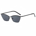 Occhiali da sole cat-eye in metallo nero con lenti grigio scuro e stanghette sottili - Montatura Nera Lenti Grigio Nero