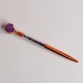 Detail van roségouden kristallen pen met paarse steentjes en ruwe amethist accent - Amethist
