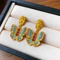 Dettaglio macro di orecchini a farfalla vintage con zirconi e texture lavica - 16# Perno in Argento Oro Farfalla