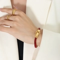 Vergulde riemgesp armband met baguette geslepen rode zirkoon en bijpassende ringen - Goud Rode Zirkonia