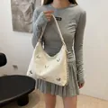 Weiße Halbmond-Tasche mit silbernen Schmetterlingsanhängern und schicker Metallkette - Ohne Anhänger / Weiß