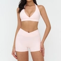 Conjunto de yoga rosa claro con sujetador deportivo halter y pantalones cortos cruzados - S / Sujetador 4518 + Pantalón Corto 2030 - Rosa Claro