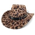Dettaglio cappello da cowboy leopardato con fibbia a testa di toro e borchie argentate - Corona a Forma di Cuore Leopardo Caffè Chiaro