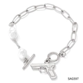 Bracciale a catena argento con perle bianche, ciondolo a pistola e chiusura a barra - Stile Ciondolo a Pistola (SAG597) / Argento