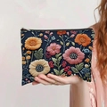 Detail einer dunkelblauen Kosmetiktasche mit lebendiger 3D-Blumenstickerei in der Hand - Dunkelblaues Sonnenblumen Stickerei Stil (jiayingpbb074)