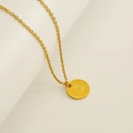 Collier en acier inoxydable doré avec pendentif rond gravé de la lettre Q - Lettre Q (Chaîne Incluse)