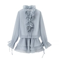Detalle de top azul claro con mangas linterna, flor 3D y volantes en capas - S / Gris claro