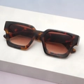 Macro view of retro tortoiseshell thick frame square sunglasses with brown gradient lenses - Leopard Frame / Tea Lens
