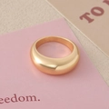 Bague cœur minimaliste plaquée or avec finition polie sur une carte de présentation - Bague Lisse Taille 9