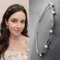 Cerchietto ondulato argento con perle bianche e trama a rete scintillante - Canna Di Fucile Rete Strass Sottile