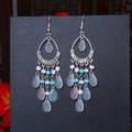 Detalle de pendientes boho con borlas, cuentas pastel y dijes de gotas de agua - Azul Claro (E6236-4)