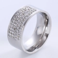 Anillo ancho de acero inoxidable plateado con cinco filas de circonitas blancas - US 6 / Color Acero