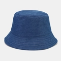 Primer plano de sombrero de pescador en denim azul oscuro con costuras blancas en ala - Talla única / Azul oscuro