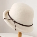 Elegante cappello cloche in feltro di lana bianco con cordino in pelle e fibbia a cuore - M (56-58cm) / Bianco Sporco