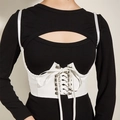 Detail van witte PU-lederen korsetriem met metalen oogjes en vetersluiting voor dames - Wit