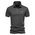 Détail du polo en coton gris montrant la broderie tête de lion et le col à boutons - S / Gris foncé