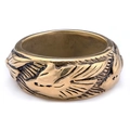 Détail du relief d'aigle sur bague vintage en laiton avec finition punk oxydée - US 8 / Or (26107)