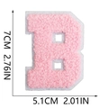 Vista dettagliata della toppa lettera B in ciniglia rosa 7cm con misure e consistenza - Lettera singola B / Rosa